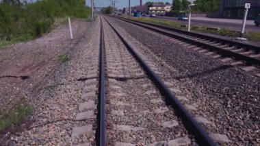 Demiryolu rayları üzerinde havadan hızlı uçuş, şehir manzarasırayüzerinde alçak irtifa uçuş. 4k