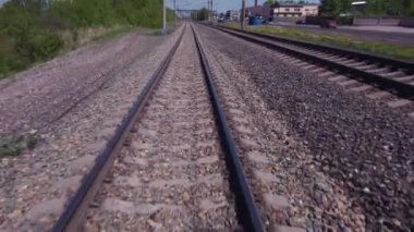 Demiryolu rayları üzerinde havadan hızlı uçuş, şehir manzarasırayüzerinde alçak irtifa uçuş. 4k