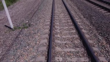 Demiryolu rayları üzerinde havadan hızlı uçuş, şehir manzarasırayüzerinde alçak irtifa uçuş. 4k