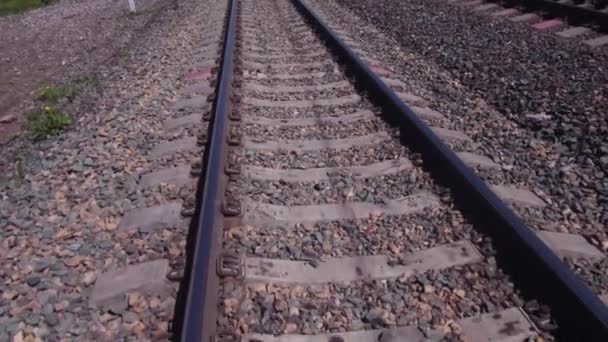 Vol rapide aérien au-dessus des voies ferrées, vol à basse altitude au-dessus des rails dans le paysage urbain. 4K — Video