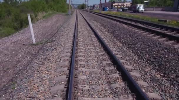 Vol rapide aérien au-dessus des voies ferrées, vol à basse altitude au-dessus des rails dans le paysage urbain. 4K — Video