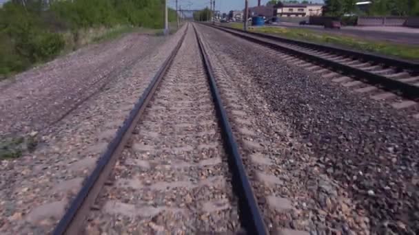 Luftschnelligkeit über Bahngleise, Tiefflug über die Schienen im Stadtbild. 4k — Stockvideo