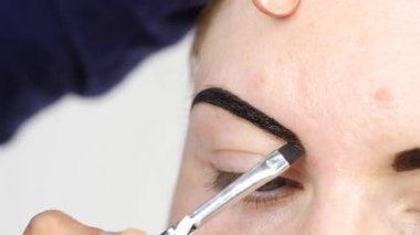 İstemci kına ile kaşları çizim profesyonel makyaj sanatçısı