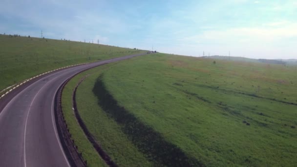 Luchtvlucht over de weg door de heuvels, vlucht op lage hoogte. — Stockvideo