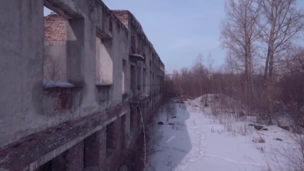 飞过废弃的建筑，老破坏建筑在冬季。鸟瞰图 4k — 图库视频影像