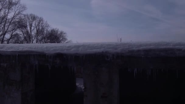 Vôo sobre o edifício abandonado, edifício destruído velho em uma estação de inverno. Vista aérea 4K — Vídeo de Stock