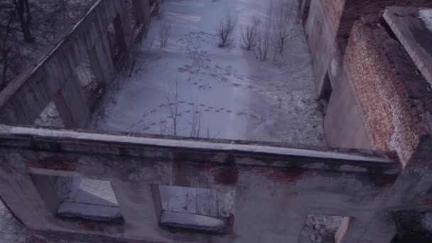 Vlucht over het verlaten gebouw, oud verwoest gebouw in een winterseizoen. Bovenaanzicht 4k — Stockvideo