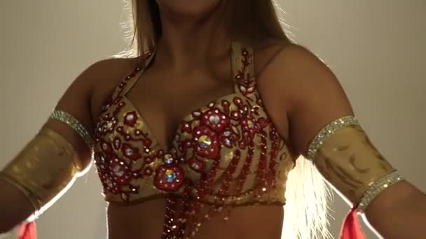 Schöne Frau im orientalischen BH tanzt Bauchtanz. Arabischer orientalischer Tanz. Zeitlupe — Stockvideo