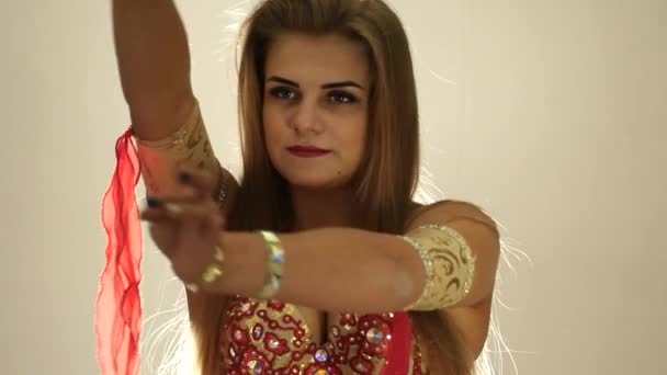 Vacker kvinna i orientaliska BH dansar magdans. Arabiska orientalisk dans. slowmotion — Stockvideo