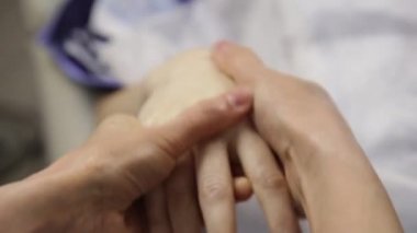 doktor kadın müşteriye el masajı yapar. spa tedavisi ve el bakımı