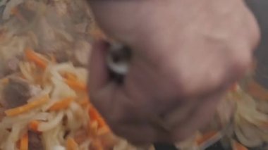 soğan ve sarımsak bir tavada et ile yanmış. Pişirme sebze ile tavada kızartılmış et. ağır çekim