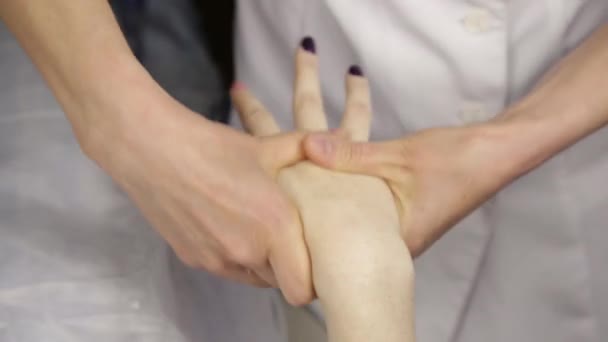 Arzt macht eine Handmassage für weibliche Klientin. Wellness-Behandlung und Handpflege — Stockvideo