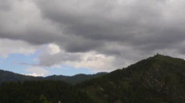 Bir dağın tepesinde küçük Şapel üzerinde sürüklenen hızlı haddeleme bulutlar ile dağ Vadisi güzel görünümü. Timelapse