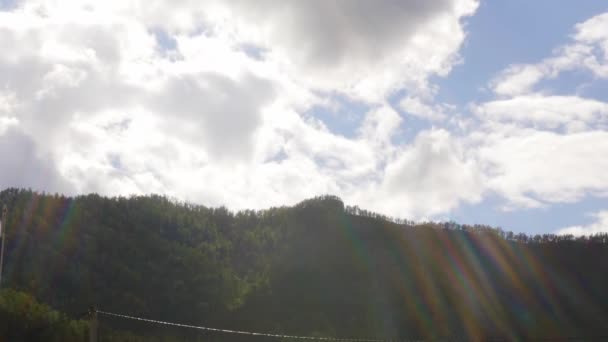 山の上に流れ落ちる速い雲と山の谷の美しい景色。タイムラプス — ストック動画