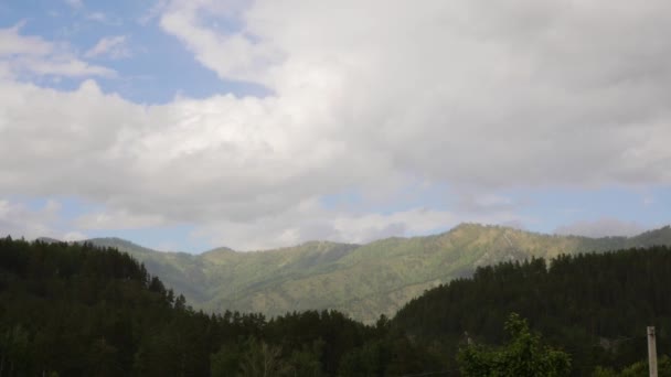 Schöne Aussicht auf das Gebirgstal mit schnell rollenden Wolken, die über die Berge ziehen. Zeitraffer — Stockvideo