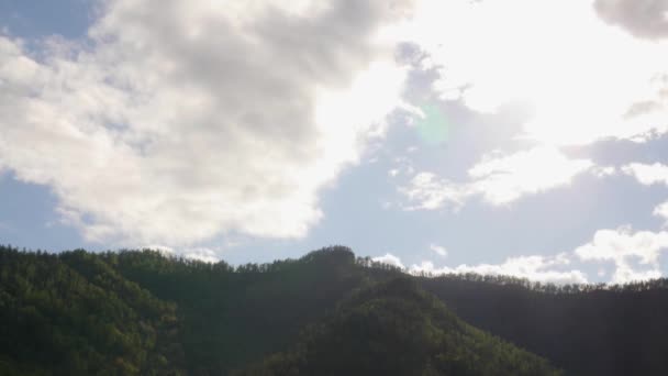 Schöne Aussicht auf das Gebirgstal mit schnell rollenden Wolken, die über die Berge ziehen. Zeitraffer — Stockvideo