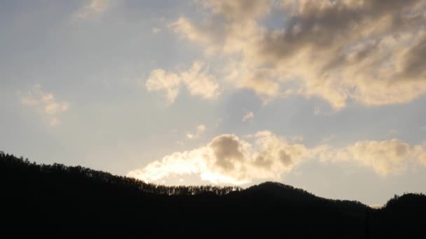 Por do sol sobre as montanhas, nuvens noturnas se afastando rapidamente. período de tempo — Vídeo de Stock