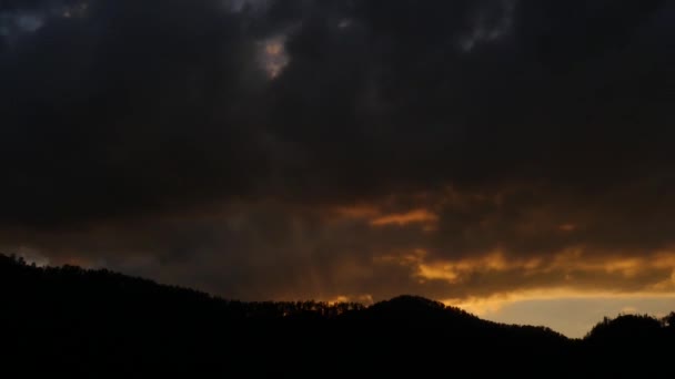 Por do sol sobre as montanhas, nuvens noturnas se afastando rapidamente. período de tempo — Vídeo de Stock