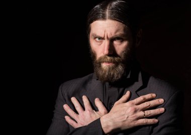 Eski mümin kıdemli dua, sakallı yaşlı adam karanlık bir arka planda dua