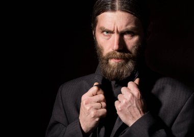 Eski mümin kıdemli dua, sakallı yaşlı adam karanlık bir arka planda dua