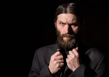 Eski mümin kıdemli dua, sakallı yaşlı adam karanlık bir arka planda dua