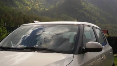 bir arabanın ön camında bulutların yansıması, hızlı hareketli bulutlar. zaman atlamalı. Doğa, turizm ve rekreasyon araba