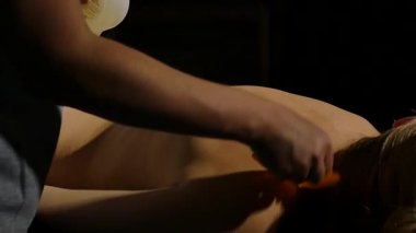 Masaj kazıyıcı Gouache. masör bir kadın boyun Acupressure yapar. Çin alternatif tıp. yavaş hareket