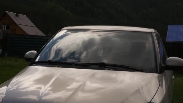 Reflexão de nuvens no pára-brisas de um carro, nuvens em movimento rápido. lapso de tempo. carro na natureza, turismo e recreação — Vídeo de Stock