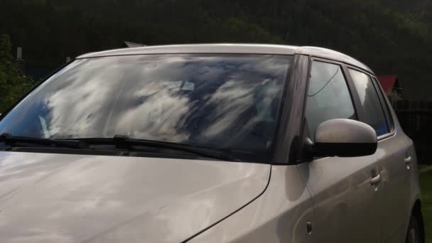 Reflektion av moln i vind rutan på en bil, snabbrörliga moln. Tidsinställd. bil i naturen, turism och rekreation — Stockvideo