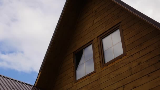 Casa de madera, ventana de cristal con reflejo de nubes, nubes de movimiento rápido. plazos de ejecución — Vídeo de stock