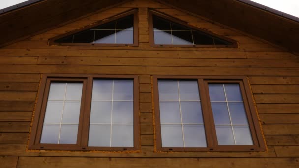 บ้านไม้, หน้าต่างกระจกที่มีการสะท้อนของเมฆ, เมฆเคลื่อนไหวอย่างรวดเร็ว ตารางเวลา — วีดีโอสต็อก