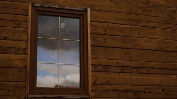 Houten huis, glazen raam met reflectie van wolken, snel bewegende wolken. timelaps — Stockvideo
