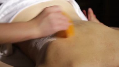 masör bir kadın sırt üzerinde Acupressure yok. Geleneksel Çince tıp.