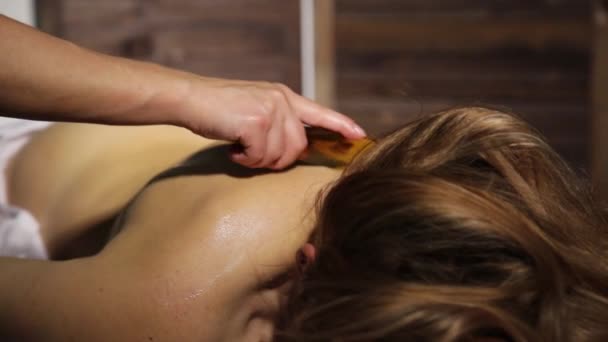 Масажист чи акупрестиск на жіночу спину. Китайська традиційна медицина. — стокове відео