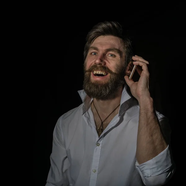 Красивый бородатый мужчина с улыбкой на темном фоне — стоковое фото