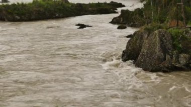 dağ nehri, bir yaz gününde dağ vadisinde hızlı akış