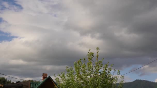Nube blanca corriendo a través del cielo azul, nube hinchada rodando se mueven en un día de verano — Vídeo de stock
