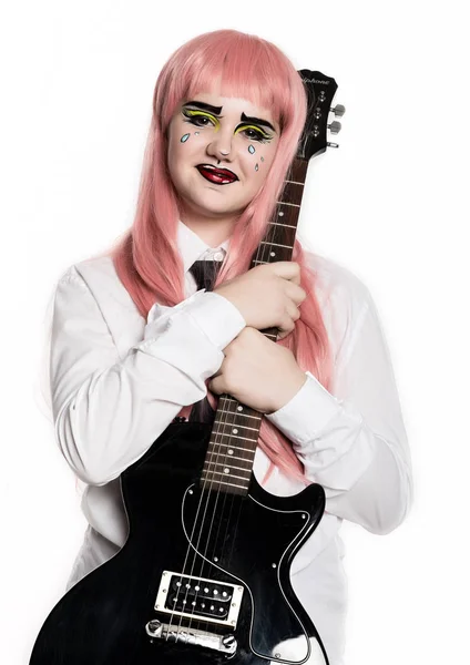 Niña con maquillaje profesional de arte pop cómico sosteniendo la guitarra eléctrica. Maquillaje divertido de dibujos animados o tira cómica — Foto de Stock