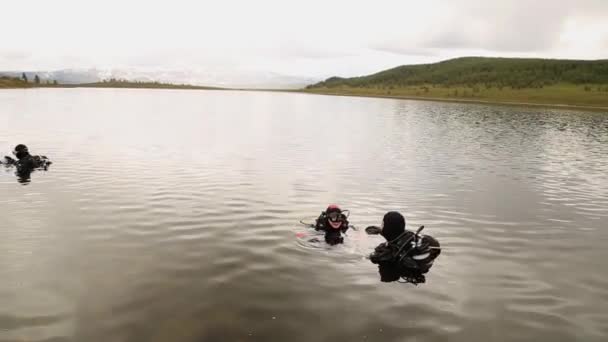 Dykning i en fjällsjö, öva tekniker för räddningspersonal räddare. nedsänkning i kallt vatten — Stockvideo