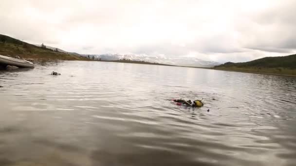 Nurkowanie w górskim jeziorze, praktykujących techniki ratowników ratunkowych. zanurzenie w zimnej wodzie — Wideo stockowe