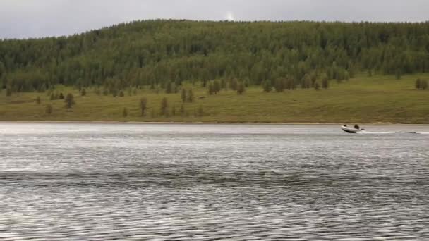 Lancha a motor flota en un lago de montaña, senderismo y pesca en las montañas — Vídeos de Stock