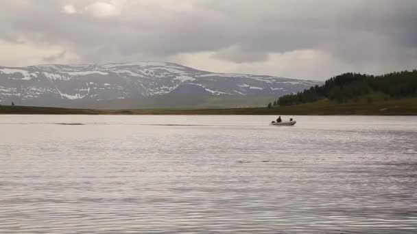 Lancha a motor flota en un lago de montaña, senderismo y pesca en las montañas — Vídeo de stock