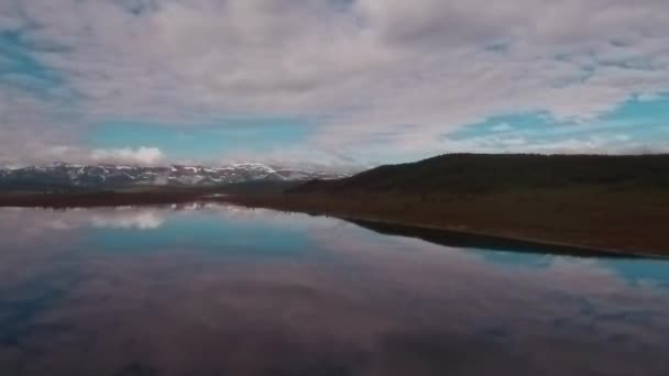 Luchtfoto van het bergmeer met prachtige wolken weerspiegeld in een water makkelijk — Stockvideo
