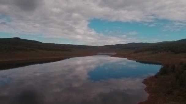 Vista aérea do lago de montanha com belas nuvens refletidas em uma superfície de água — Vídeo de Stock