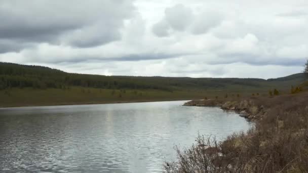 Zeitraffer-Ansicht des Bergsees mit schönen Wolken, die sich in einer Wasseroberfläche spiegeln — Stockvideo