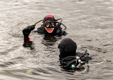 bir dağ gölünde tüplü dalış, acil kurtarma için teknikler pratik. soğuk suya daldırma