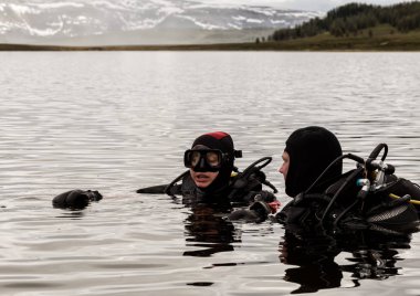bir dağ gölünde tüplü dalış, acil kurtarma için teknikler pratik. soğuk suya daldırma