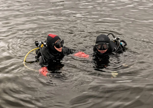 Buceo en un lago de montaña, la práctica de técnicas para los rescatistas de emergencia. inmersión en agua fría — Foto de Stock