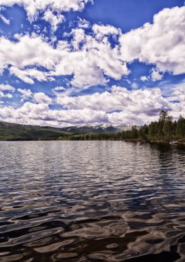 Güzel gökyüzü ve bulutlar ile dağ gölü manzara
