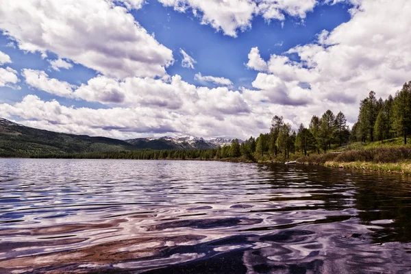 Górski krajobraz jeziora z pięknym nieba i chmur — Zdjęcie stockowe